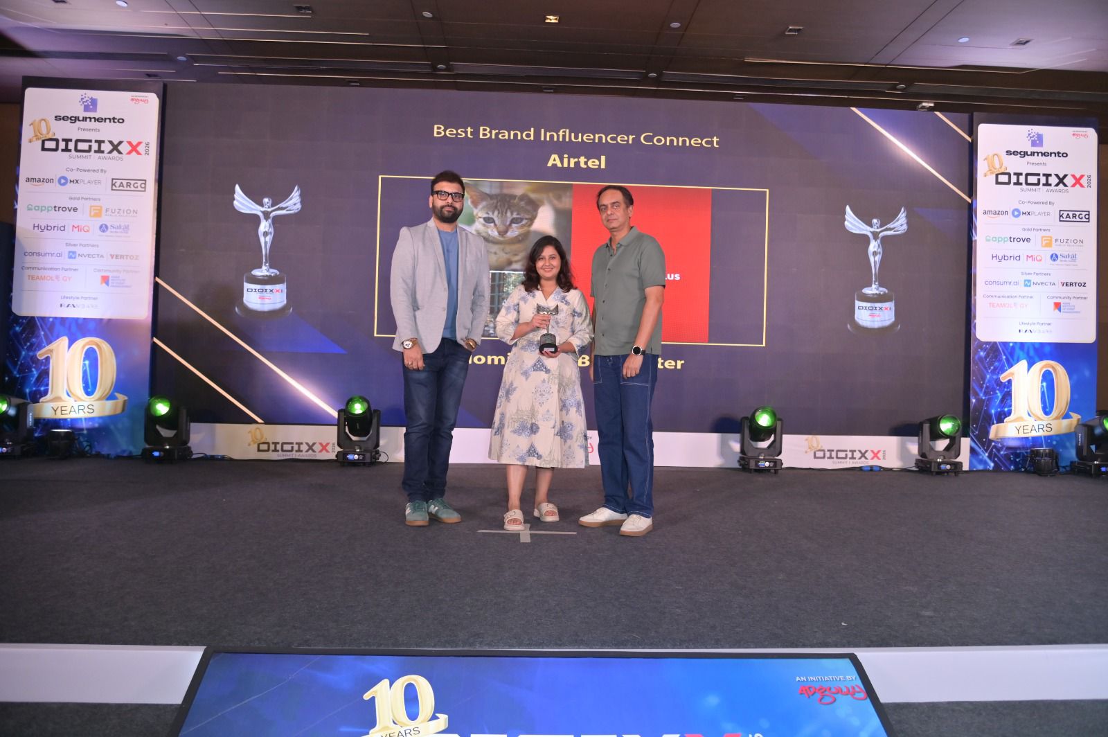 Aditya Singhal presenting Best Brand Influencer Connect award to Airtel at DIGIXX 2026