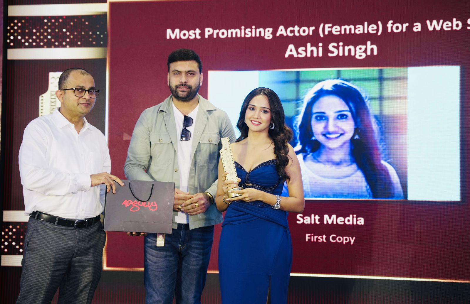 Aditya Singhal presenting Most Promising Actor award to Ashi Singh
