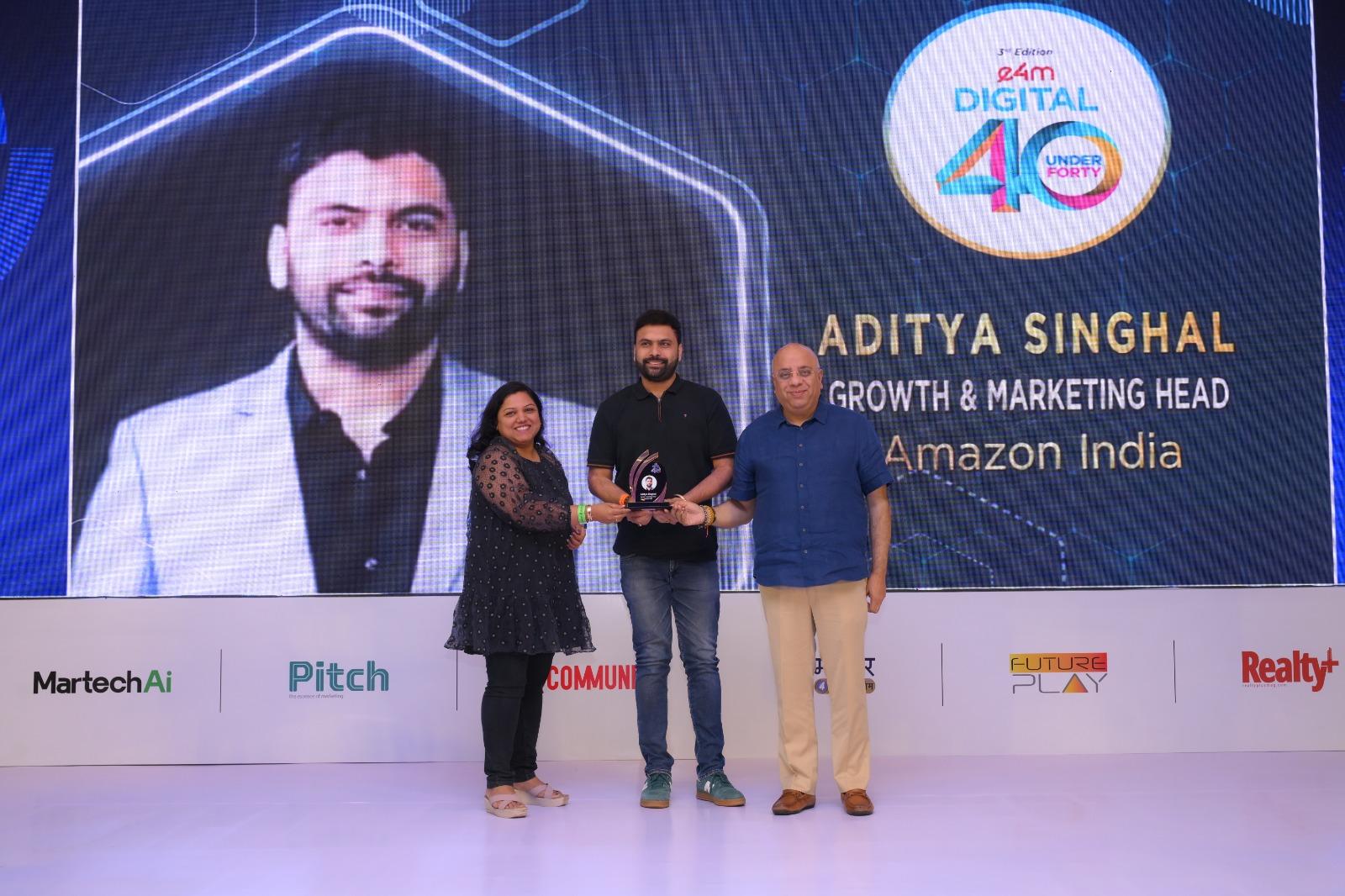 Aditya Singhal receiving the e4m Digital 40 Under Forty award on stage