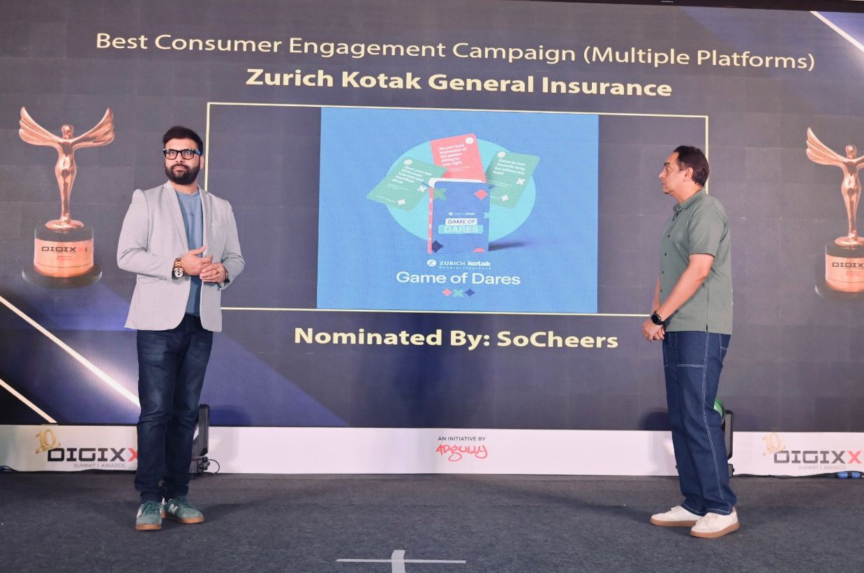 Aditya Singhal presenting Best Consumer Engagement Campaign award to Zurich Kotak at DIGIXX 2026