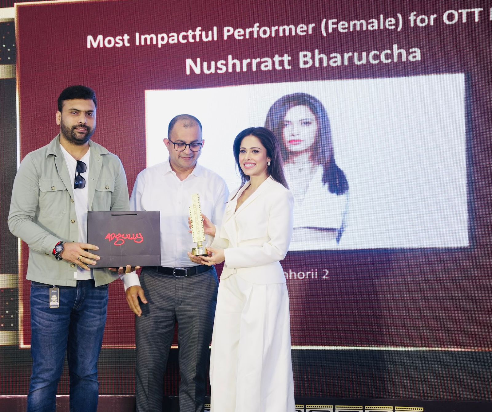 Aditya Singhal presenting Most Impactful Performer award to Nushrratt Bharuccha
