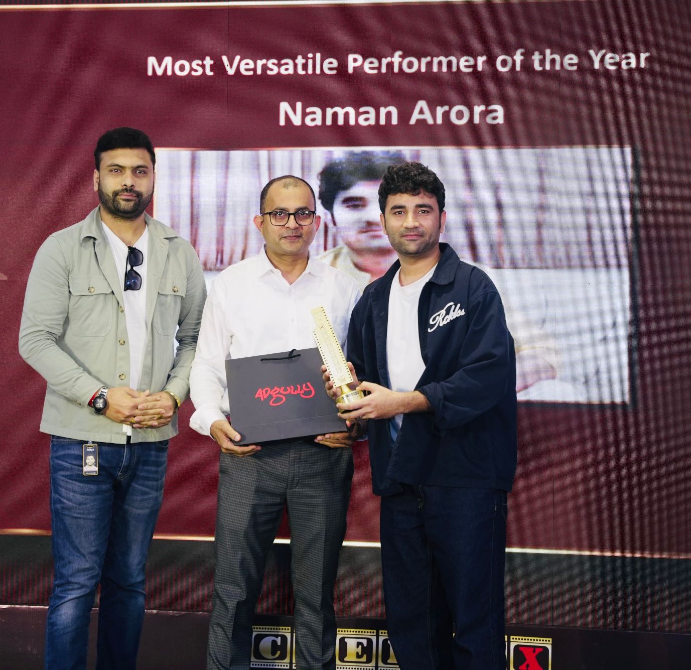 Aditya Singhal presenting Most Versatile Performer of the Year award to Naman Arora