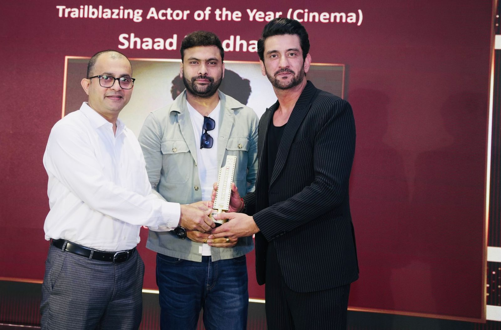 Aditya Singhal presenting Trailblazing Actor of the Year award to Shaad Randhawa