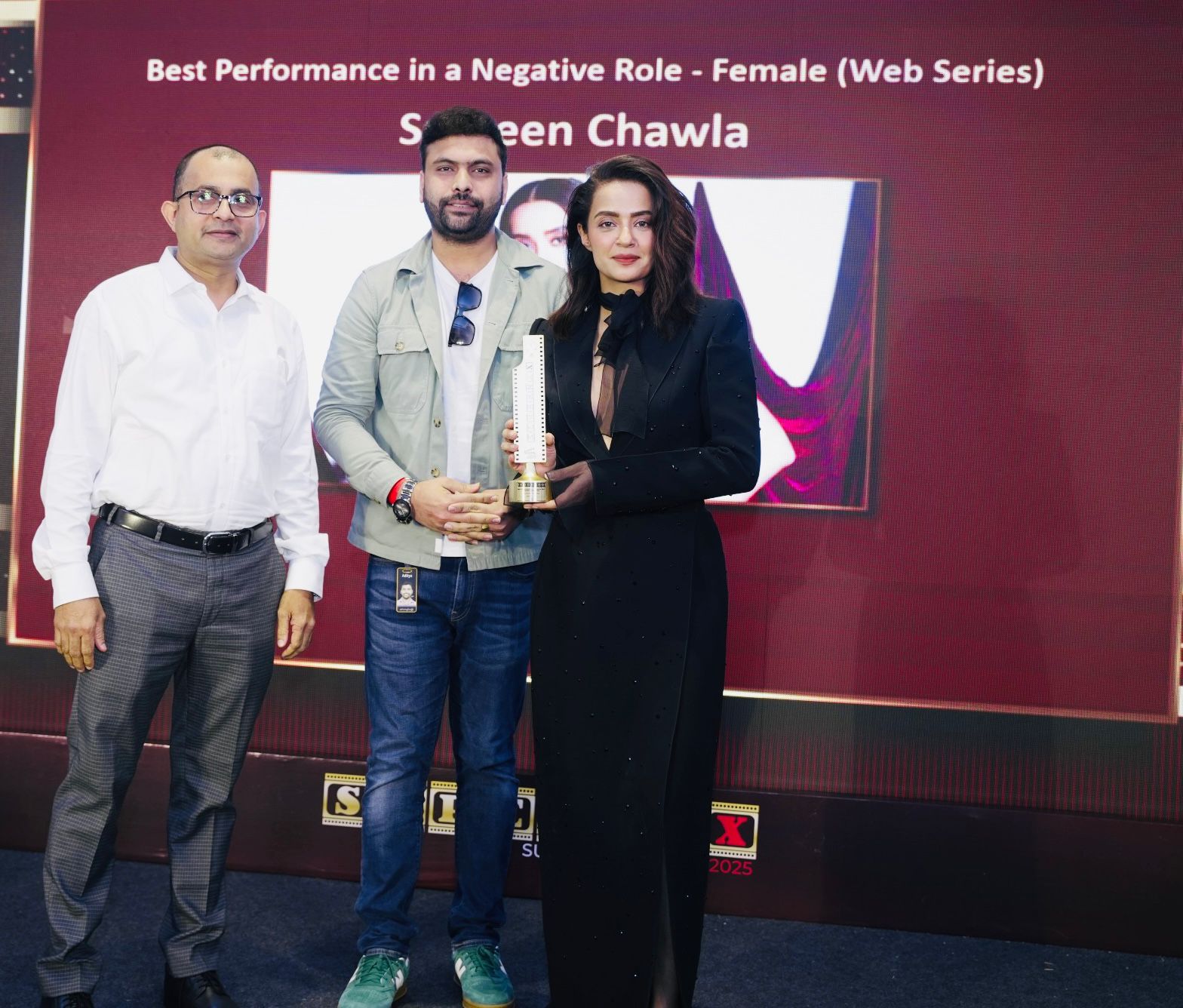 Aditya Singhal presenting Best Performance in Negative Role award to Suvreen Chawla